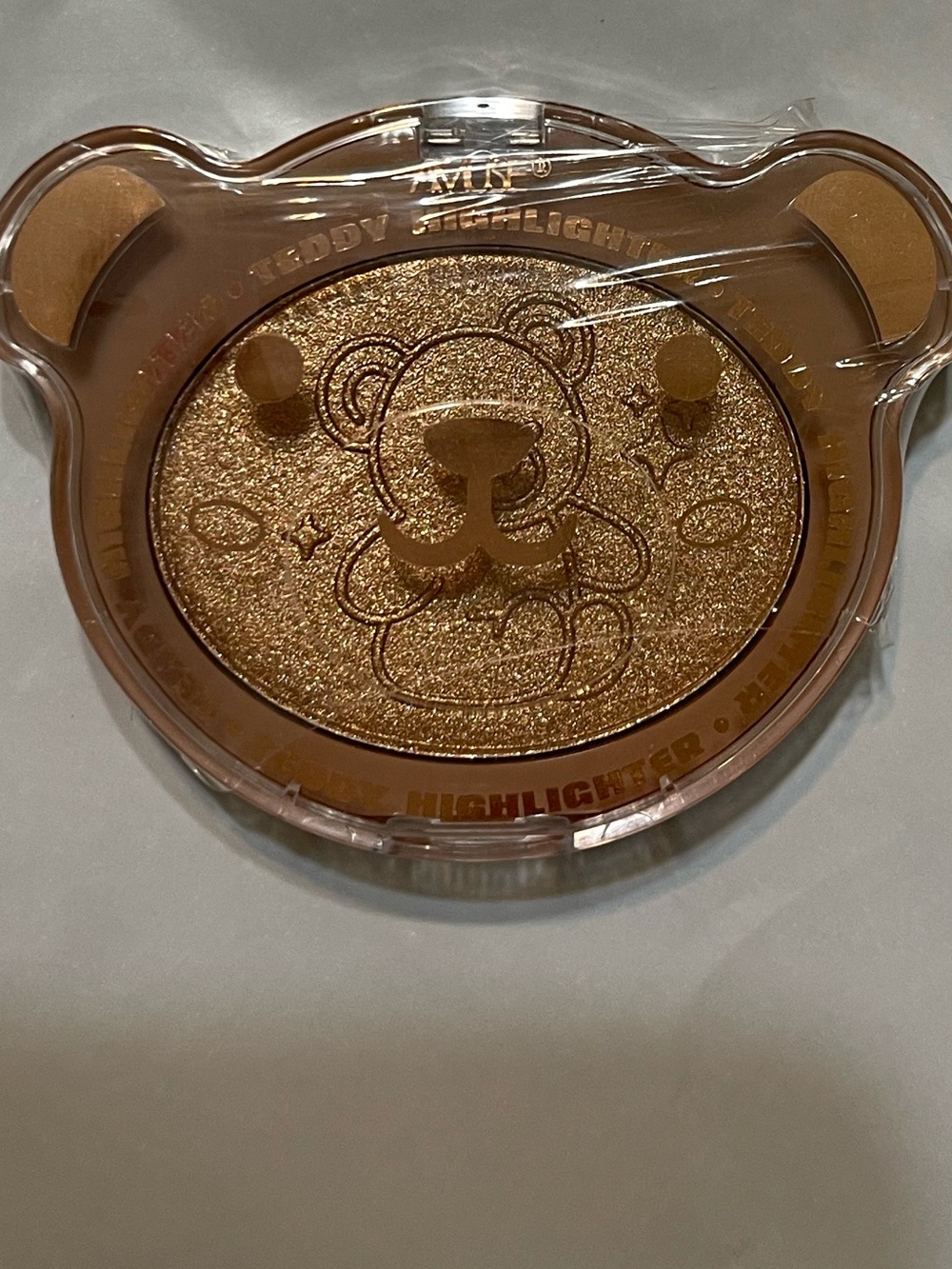 Amuse Teddy-Shaped Shimmery Gold Highlighter Compact